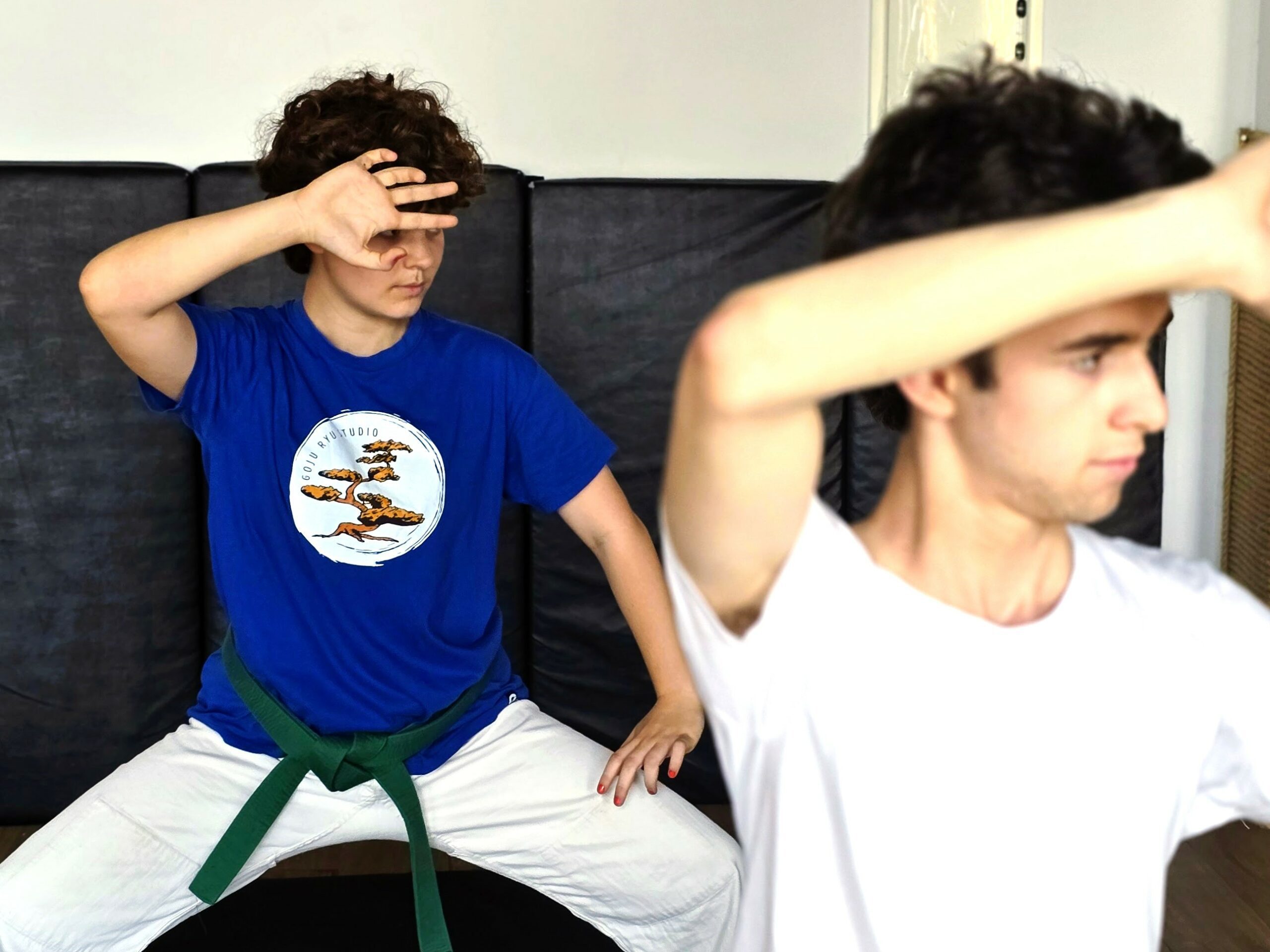 - Adolescentes entrenando Kata en Goju Ryu Studio Mallorca
